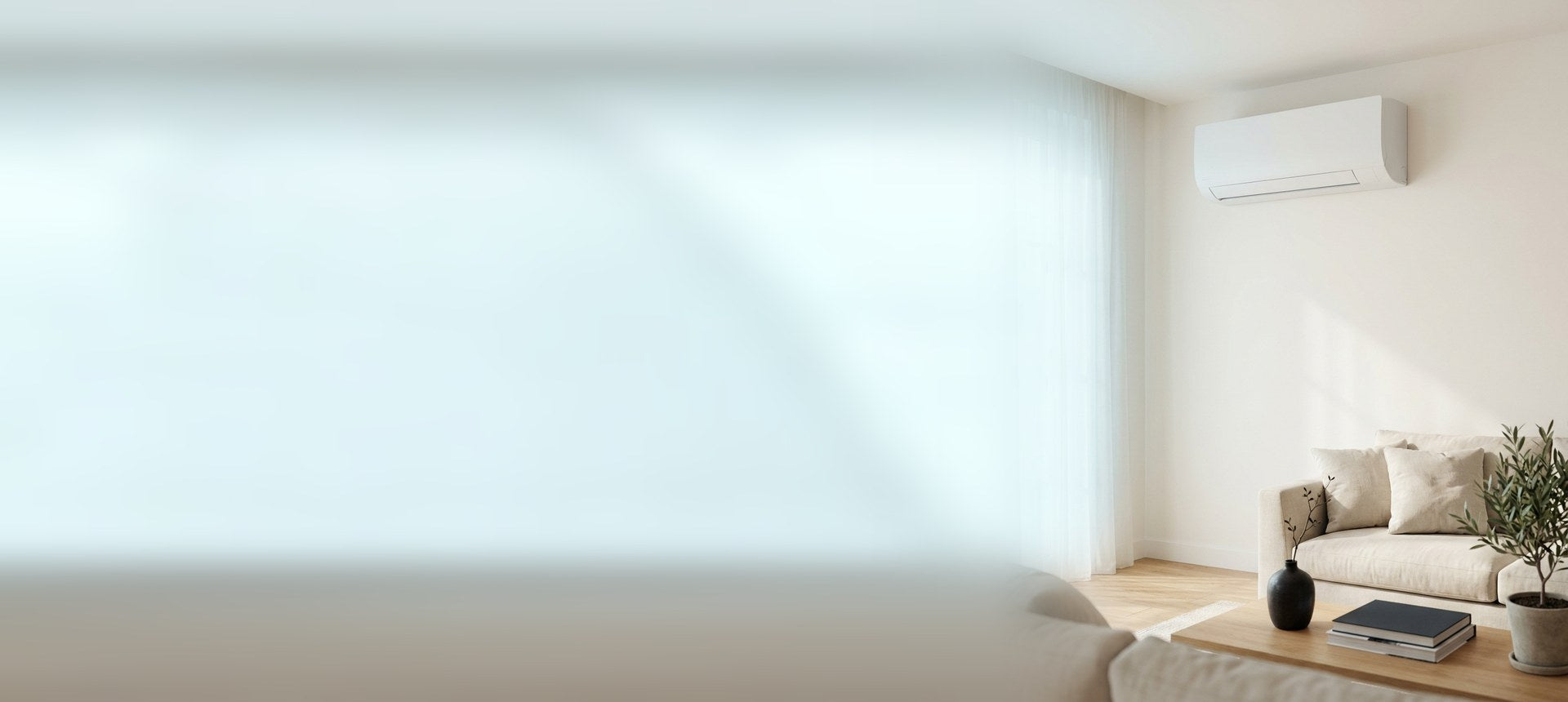 Climatiseur mural dans un salon lumineux